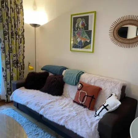 Nice Apt For 4 In Antibes شقة
